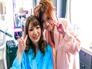 SÃ¼ÃŸe idol Nao in weiÃŸem satin und weiÃŸen leggings mit Spitze liegt auf der couch spielt mit Ihrer pussy.